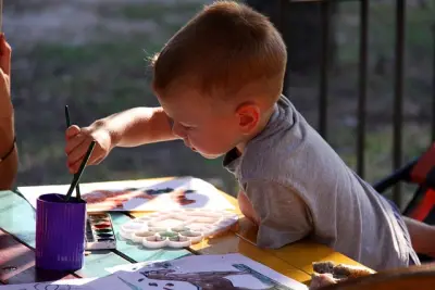 Éveiller la créativité des jeunes : les formes d'art visuel les plus engageantes