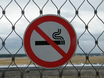 Le panneau d'interdiction de fumer et vapoter : protégez votre espace, votre santé et vos droits