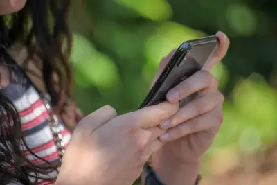 Quelle est la différence entre le SMS texte et le SMS vocal?